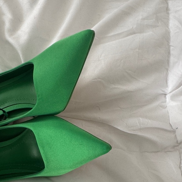 NWT Zara Women's Vibrant Green pointed Toe Heels - Picture 4 of 5